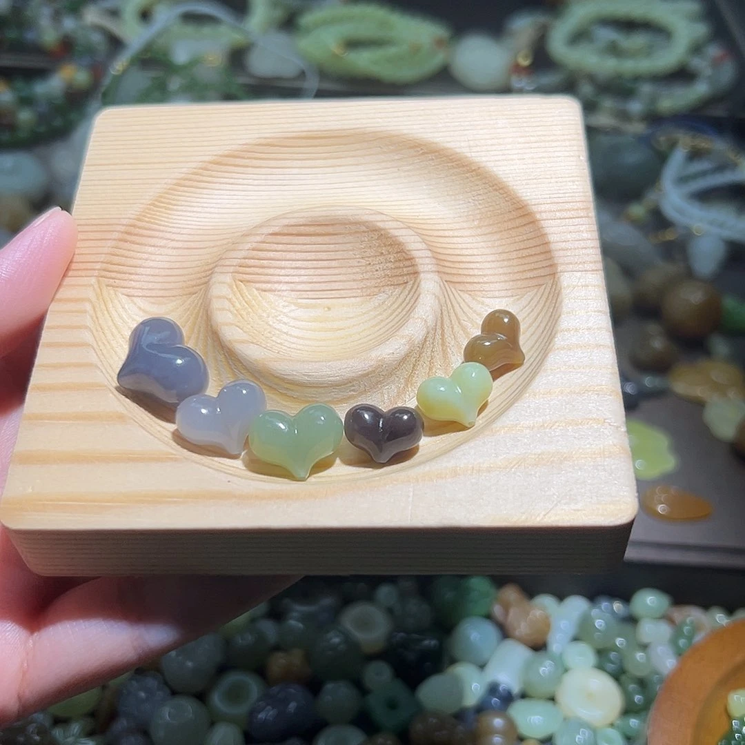 与***行和田玉未镶嵌珠宝半成品