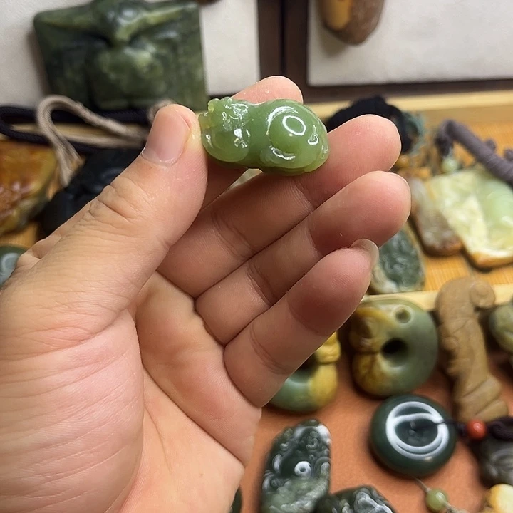 建***禅未镶嵌岫岩老玉（透闪石质玉）挂件