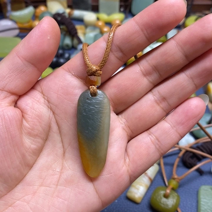 蛇纹石玉未镶嵌颈饰
