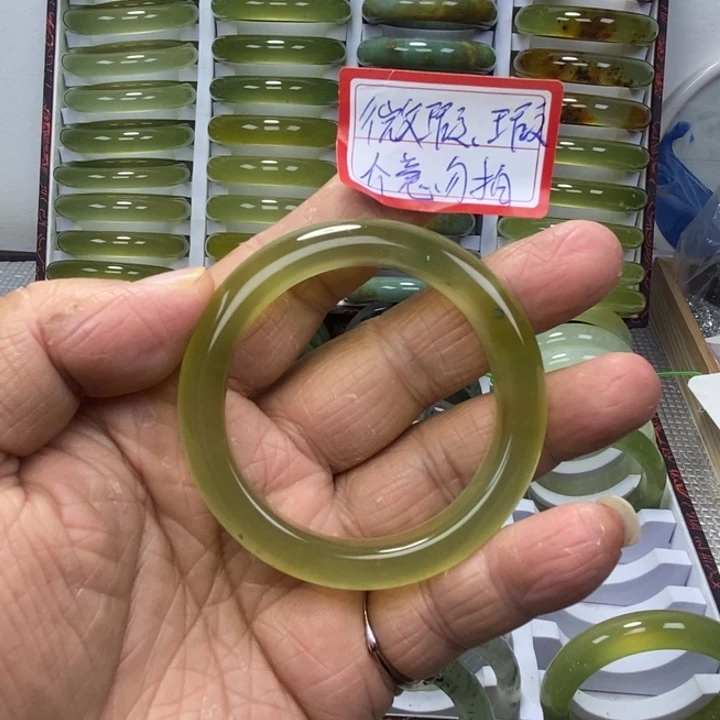 李***猫蛇纹石玉未镶嵌手镯