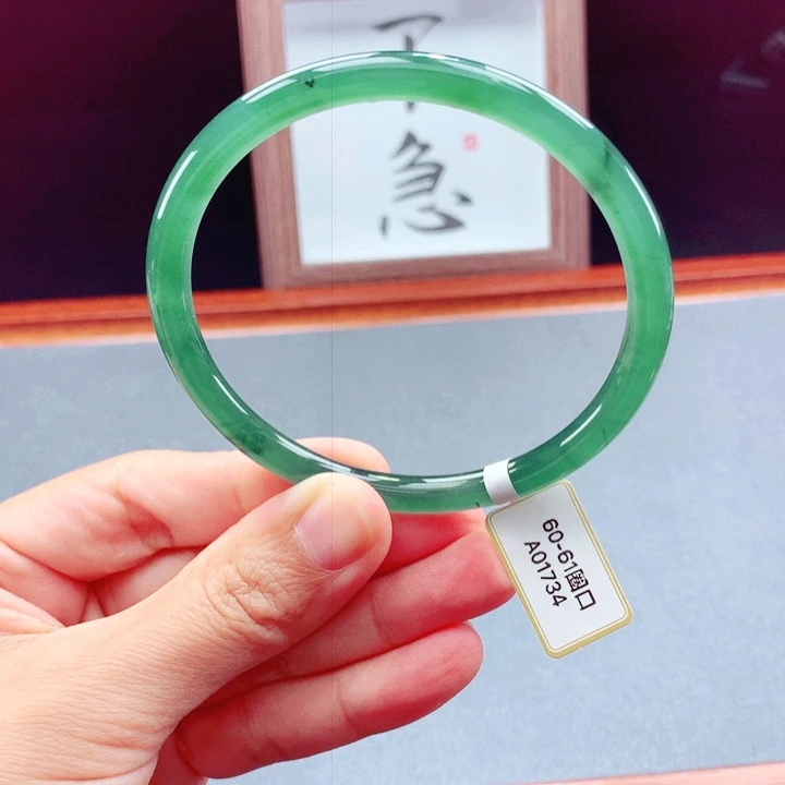 未镶嵌手镯翡翠圆镯