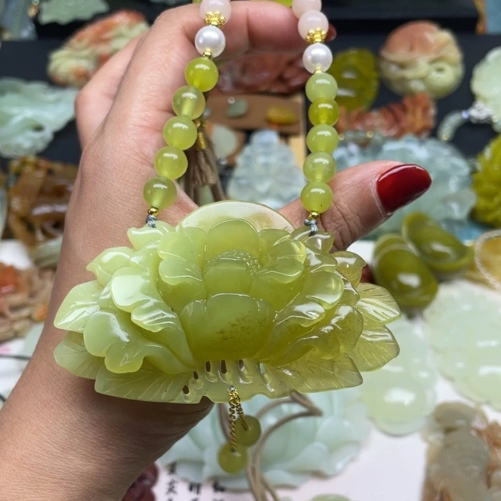 蛇纹石玉未镶嵌颈饰