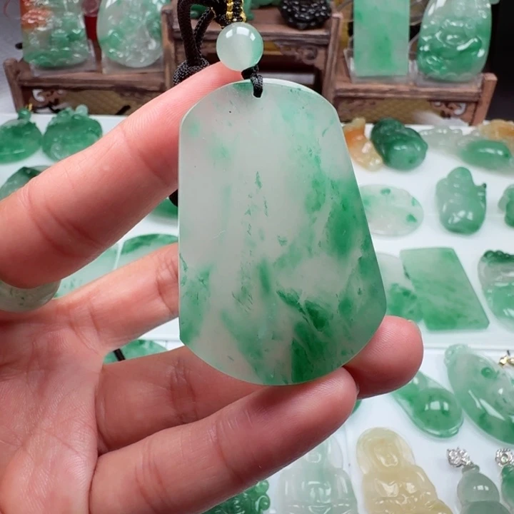 颈饰未镶嵌石英质玉