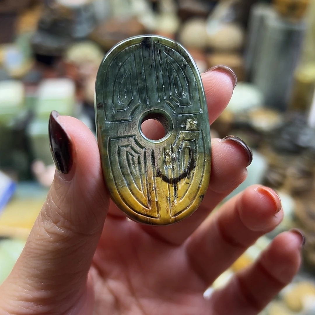 岫岩河磨玉（透闪石质玉）未镶嵌颈饰河磨玉扣子