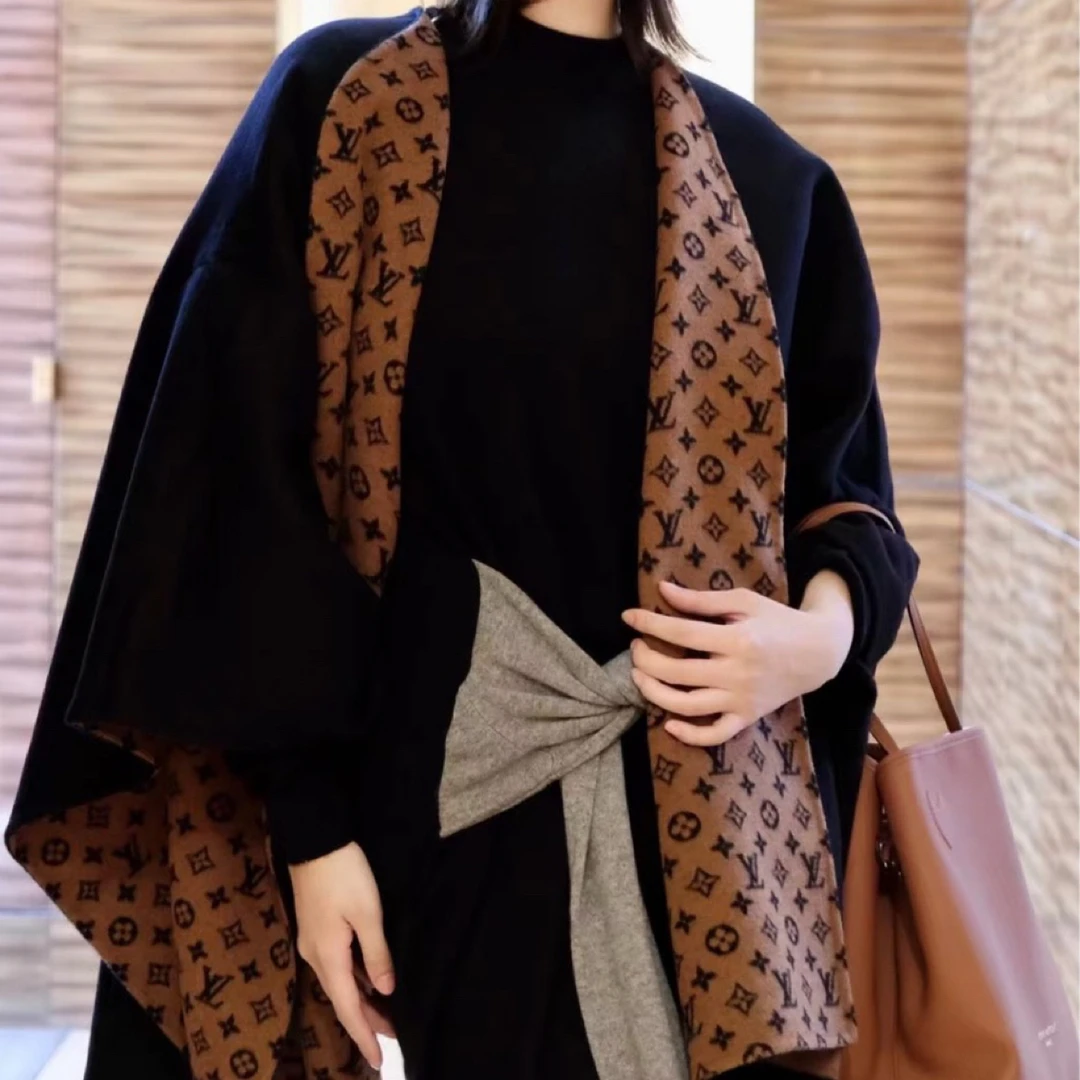 99新 LouisVuitton/路易威登 25s新款老花双面斗篷披肩 01887