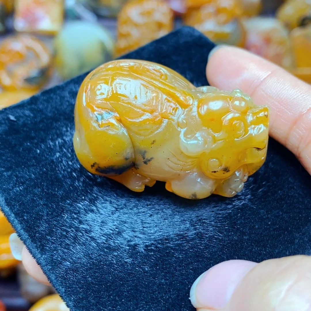 未镶嵌石英质玉（黄龙玉）颈饰