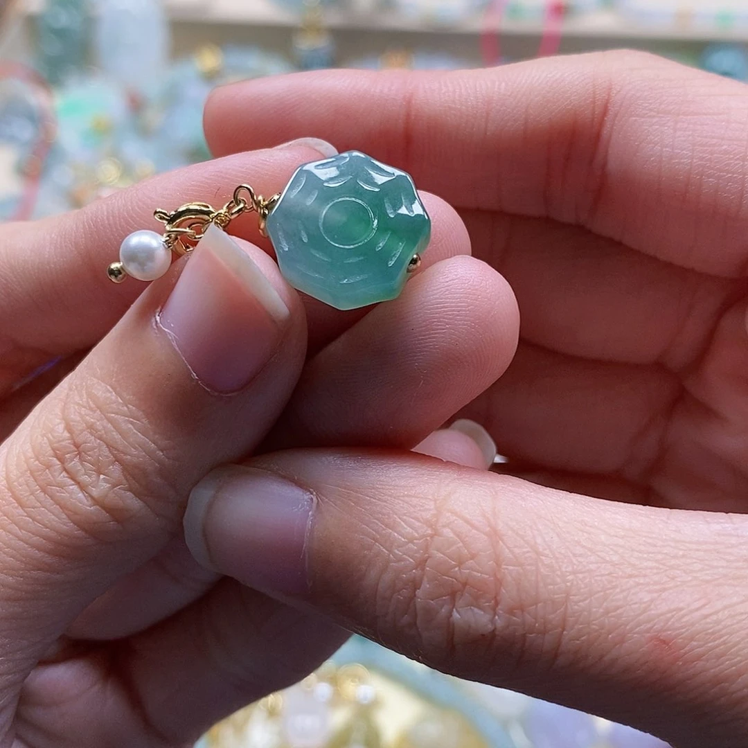 翡翠颈饰未镶嵌闪