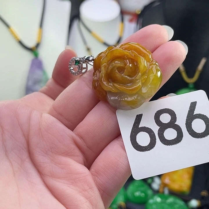 翡翠未镶嵌吊坠(赠链)