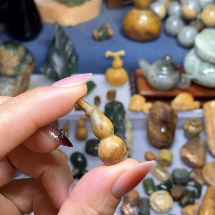 岫岩河磨玉（透闪石质玉）未镶嵌挂件特价