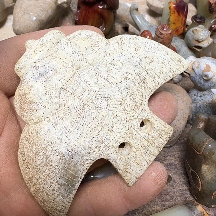 蛇纹石玉颈饰未镶嵌