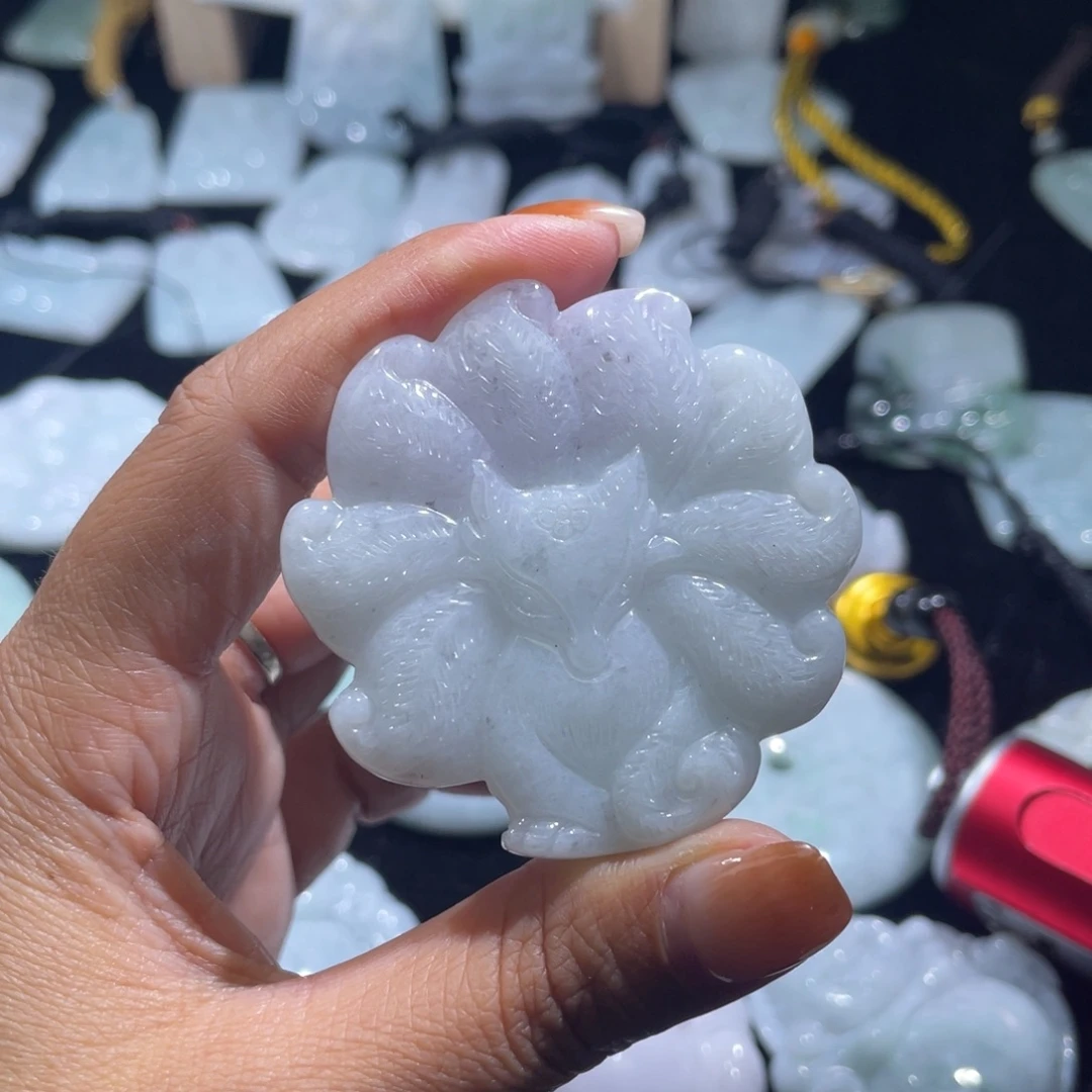 翡翠未镶嵌颈饰狐狸