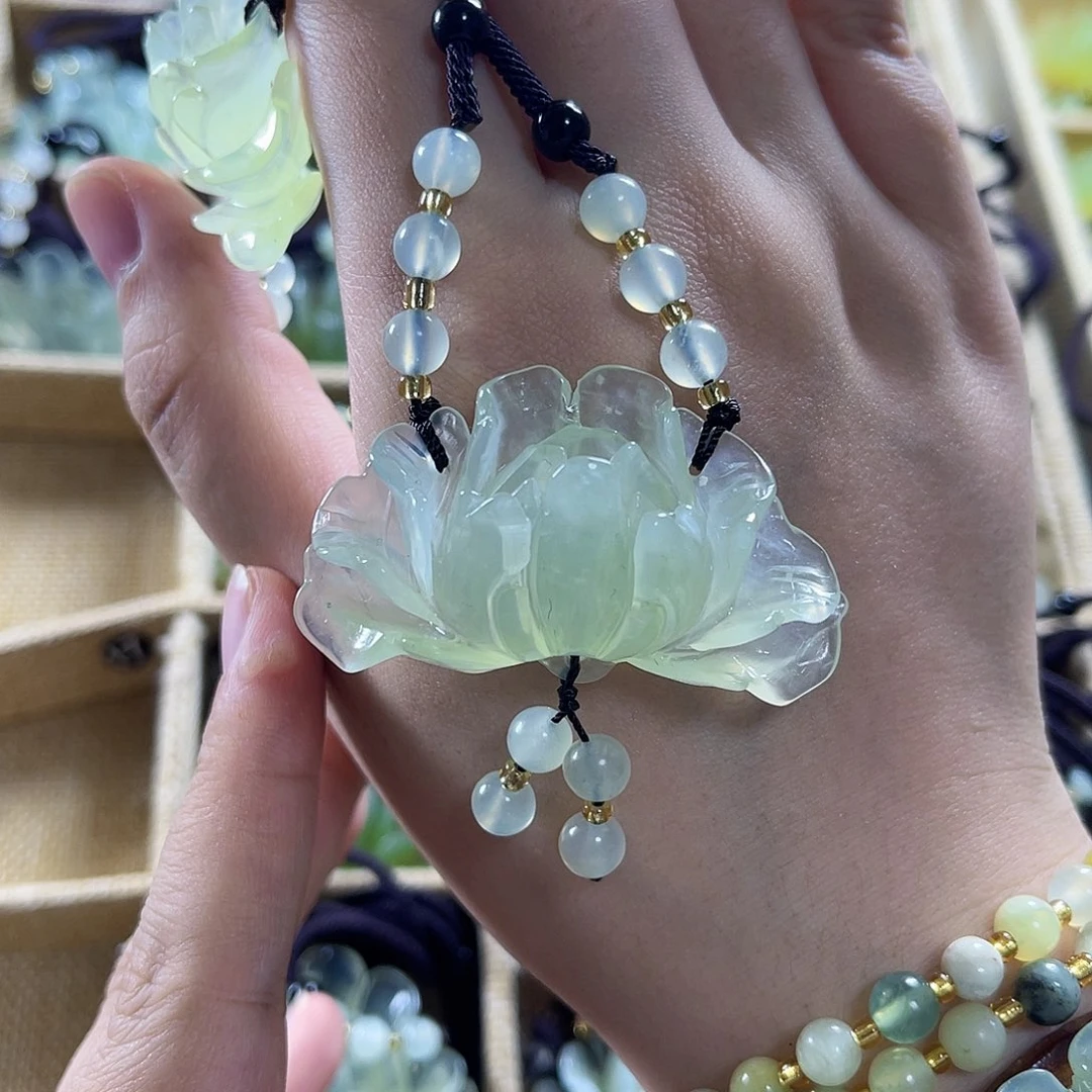 蛇纹石玉颈饰合金