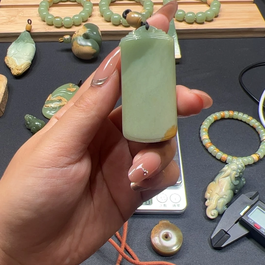 大***富岫岩河磨玉（透闪石质玉）未镶嵌颈饰