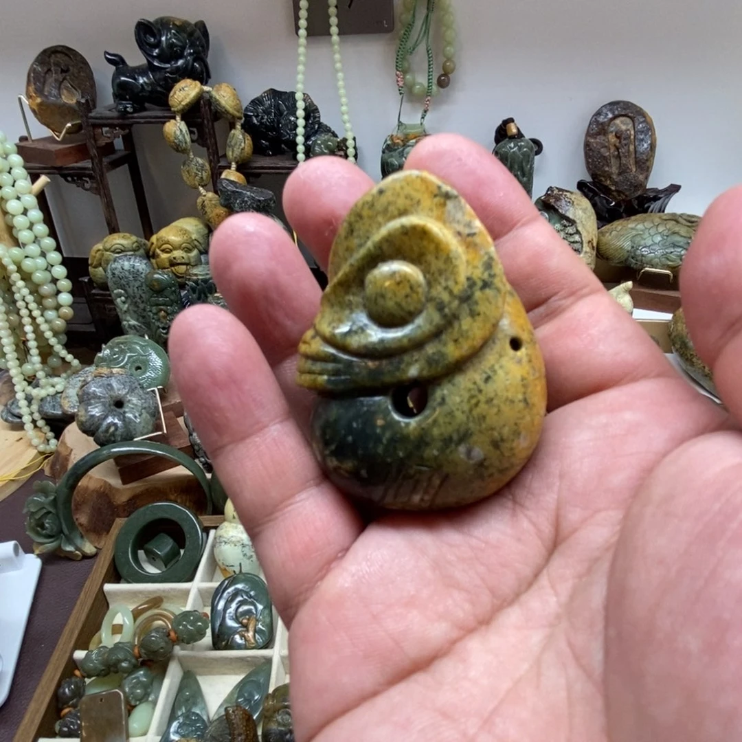 未镶嵌岫岩河磨玉（透闪石质玉）把件