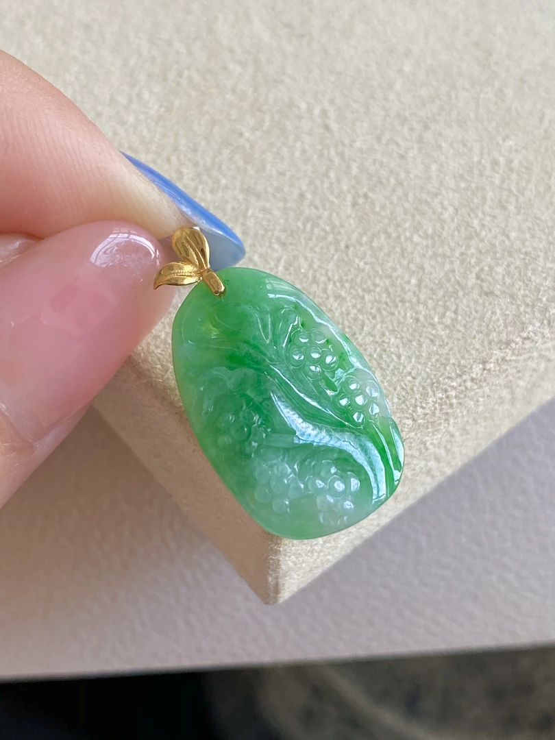天然翡翠Ａ货18K金镶嵌阳绿梅花牌24.5✖️13✖️4
