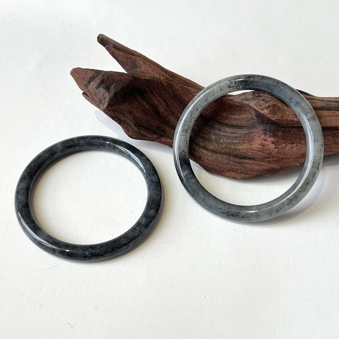 【小宝珠宝】25 T90225-点墨青花·和田玉手镯 多样性发一件-7mm