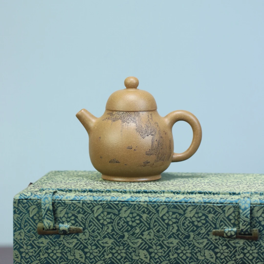 高帽圆灯壶，姚老师，原矿黄金段泥，薄胎工艺，精刻山水容量200cc