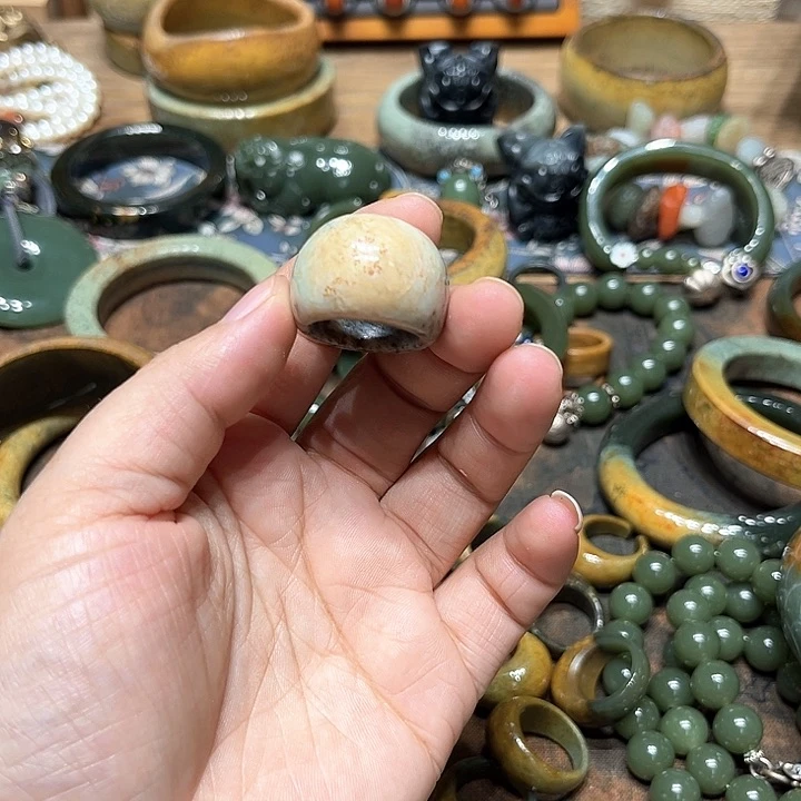 岫岩河磨玉（透闪石质玉）手镯未镶嵌龙*