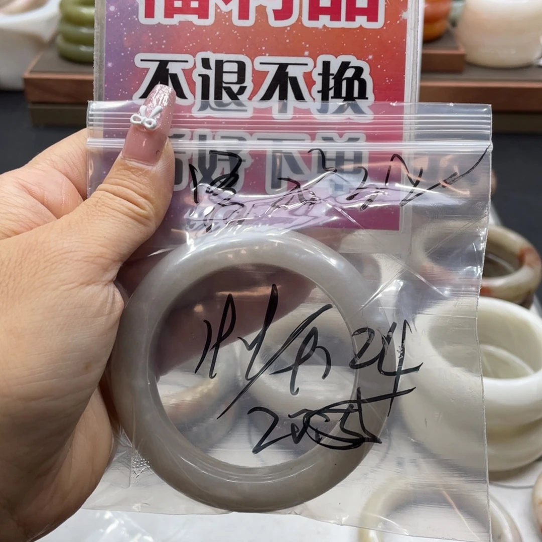 冒***₎未镶嵌手镯石英质玉