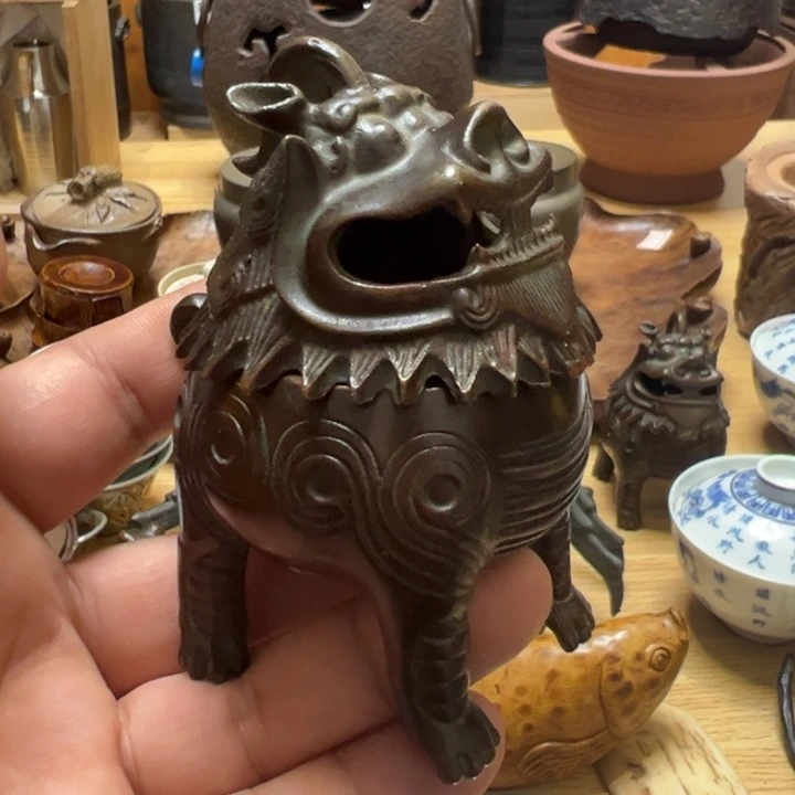 茶杯的颜色是白色和
