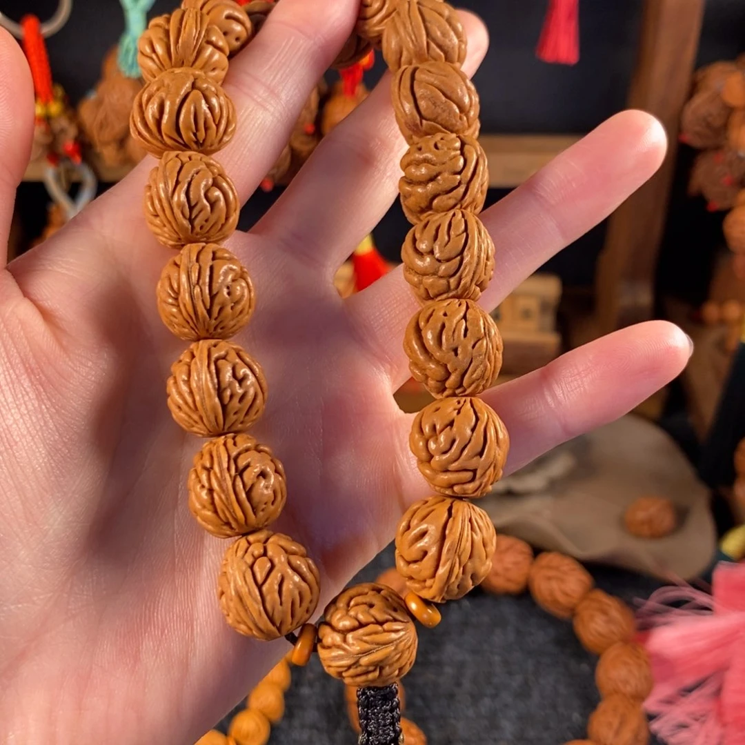 吊坠桃核桃枭手持