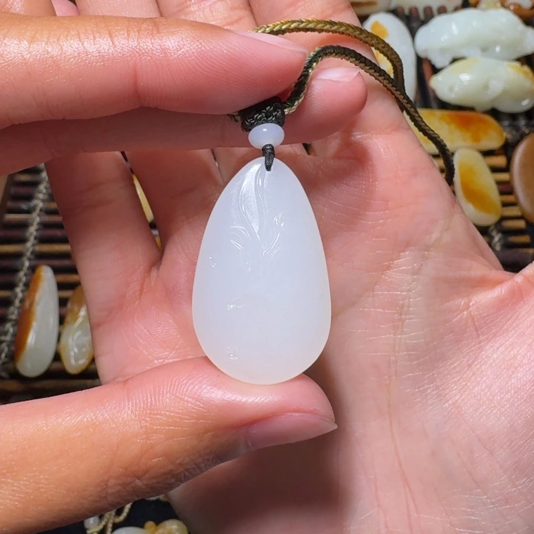 裴***i和田玉未镶嵌颈饰兰花牌