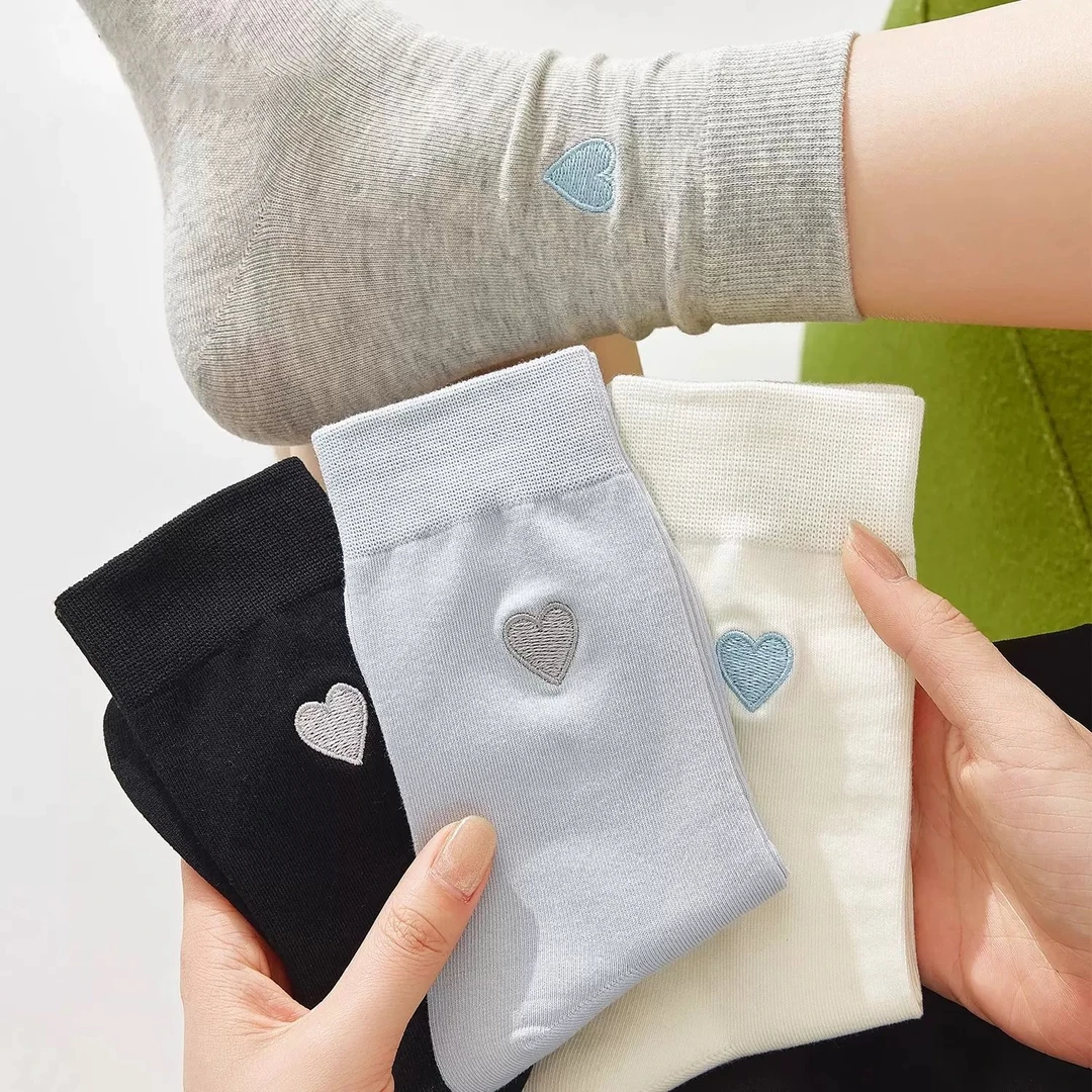 撞色女袜刺绣爱心高筒百搭好看舒适抗起球吸汗防臭ins风时尚百搭