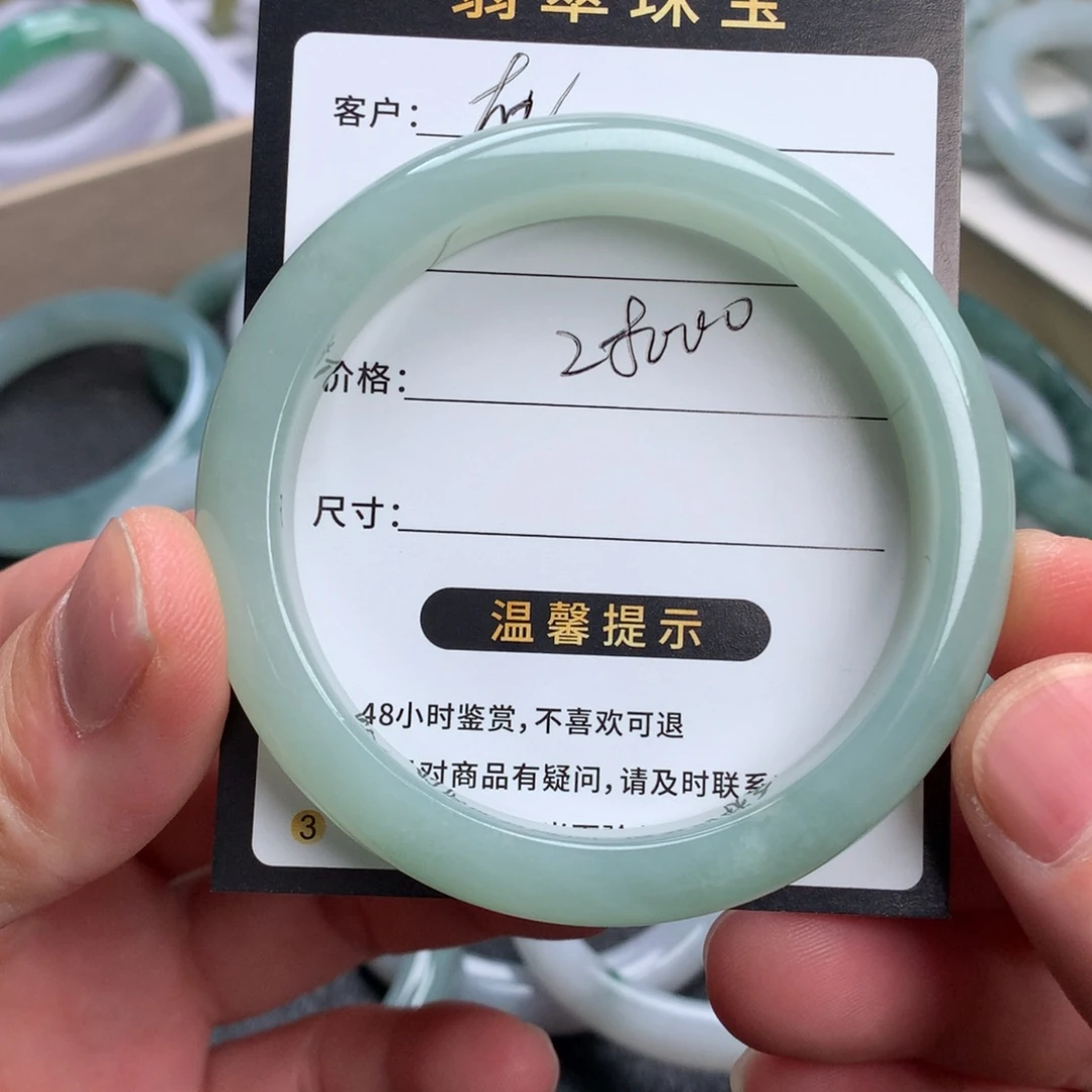 在***子翡翠未镶嵌手镯成品