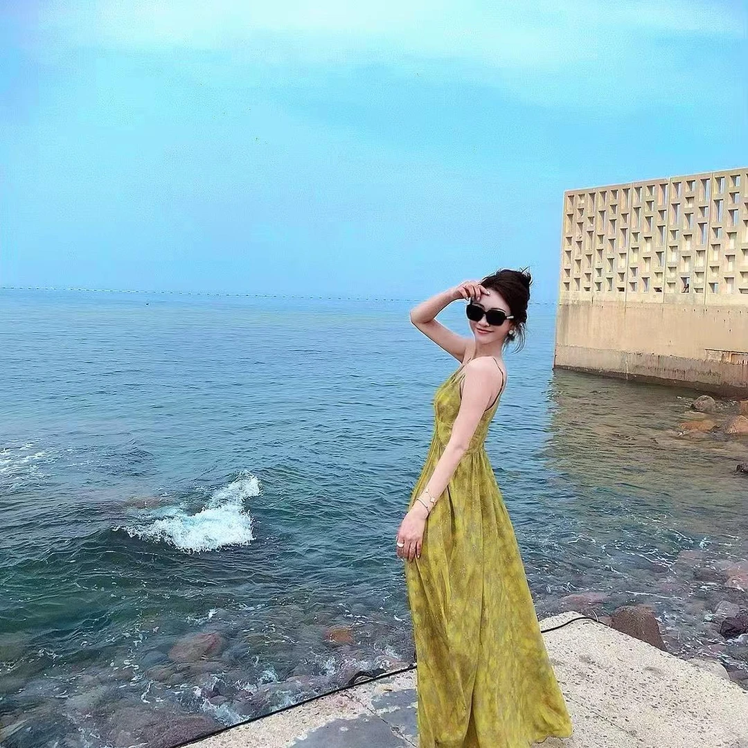 熙薇【黄色蝴蝶】2025夏季新款休闲气质甜美吊带度假风连衣裙H3595