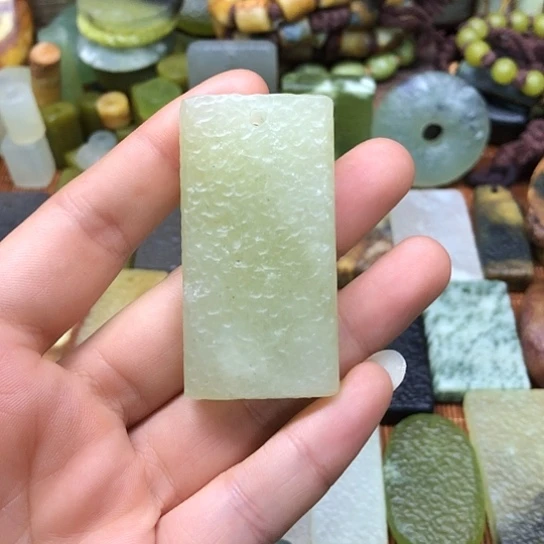 岫玉未镶嵌颈饰岫