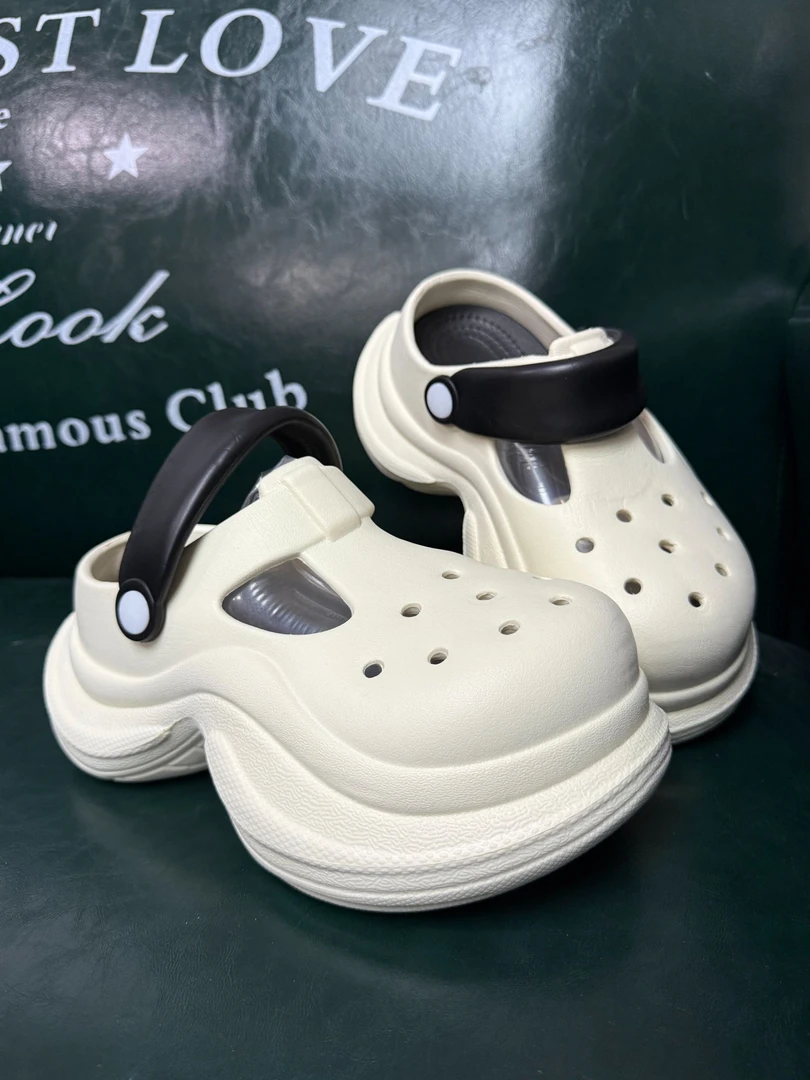 红红定制款小众潮鞋走秀风 强势穿搭洞洞鞋