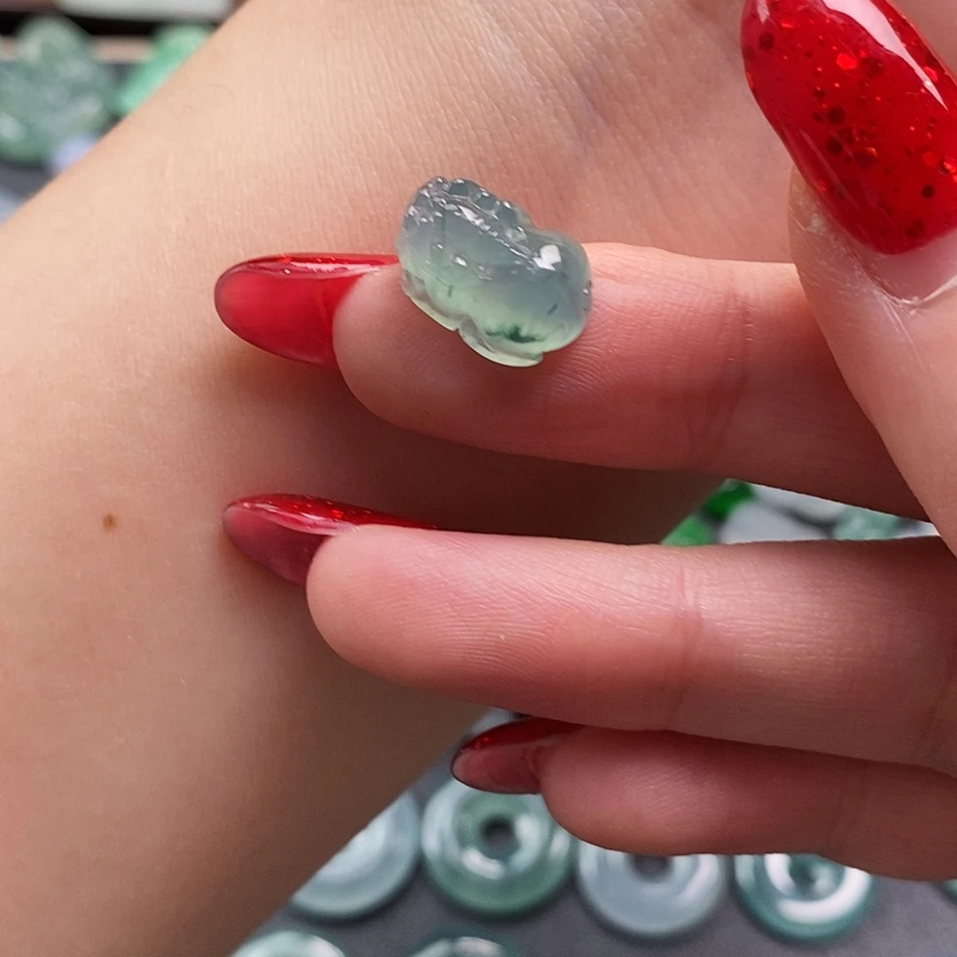 翡翠未镶嵌颈饰貔貅