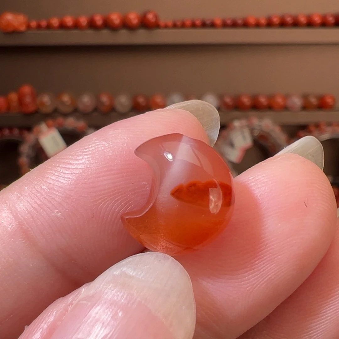 未镶嵌川料南红玛瑙通孔月亮