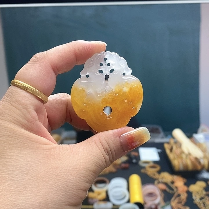 甜***蜜石英岩玉未镶嵌颈饰黄龙玉