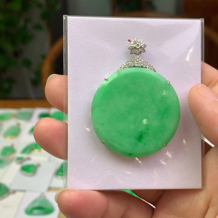 翡翠18K金镶嵌颈饰翡翠吊坠