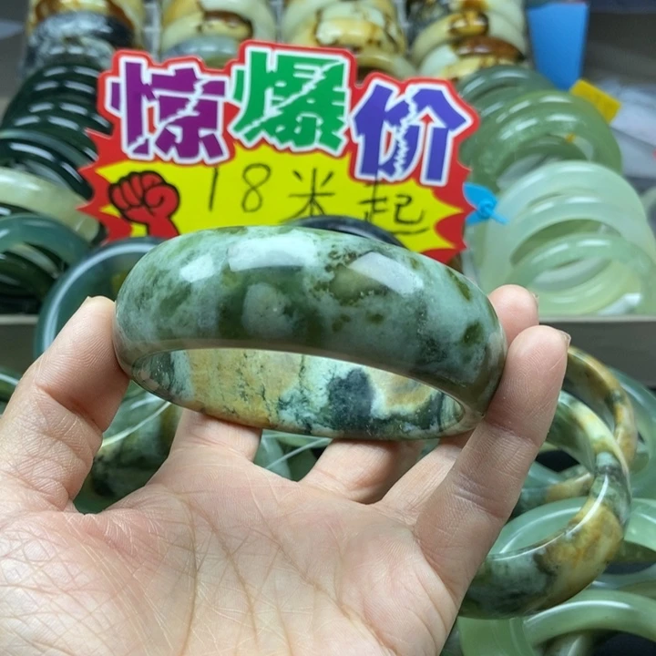 蛇纹石玉未镶嵌手镯大****妻