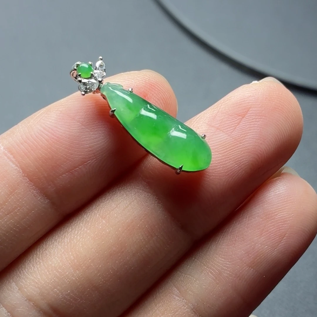 稻***人翡翠18K金镶嵌颈饰