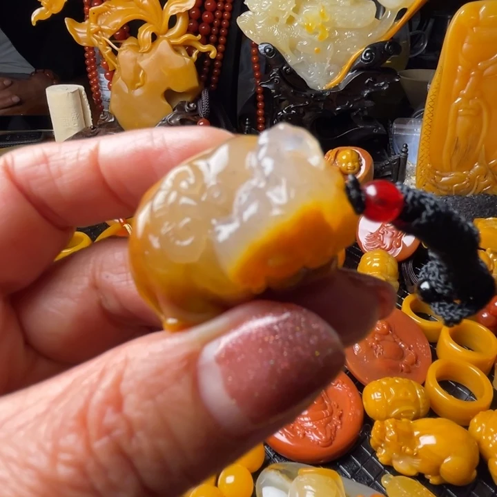 未镶嵌石英质玉（黄龙玉）颈饰