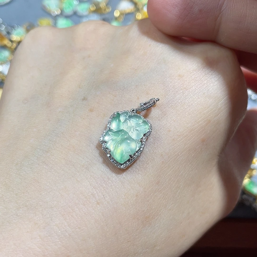 翡翠18K金镶嵌颈饰