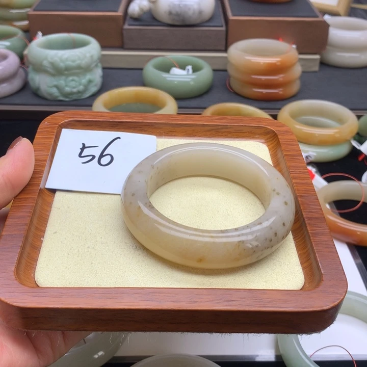 未镶嵌手镯石英质玉