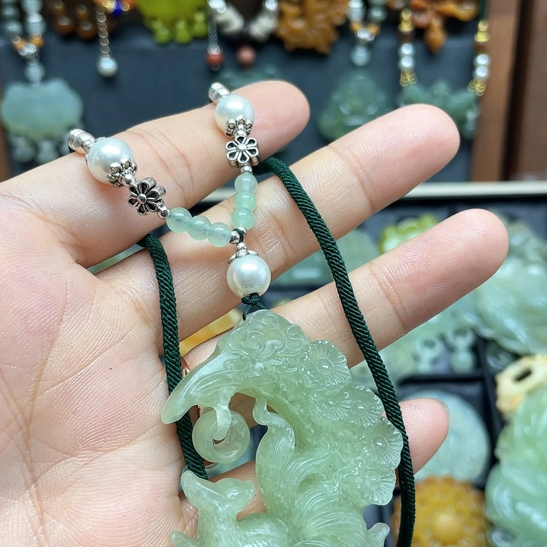 灯***珊未镶嵌蛇纹石玉颈饰