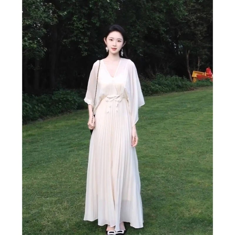 设计感V领连衣裙女2025夏季新款法式气质收腰显瘦中长款褶皱裙子