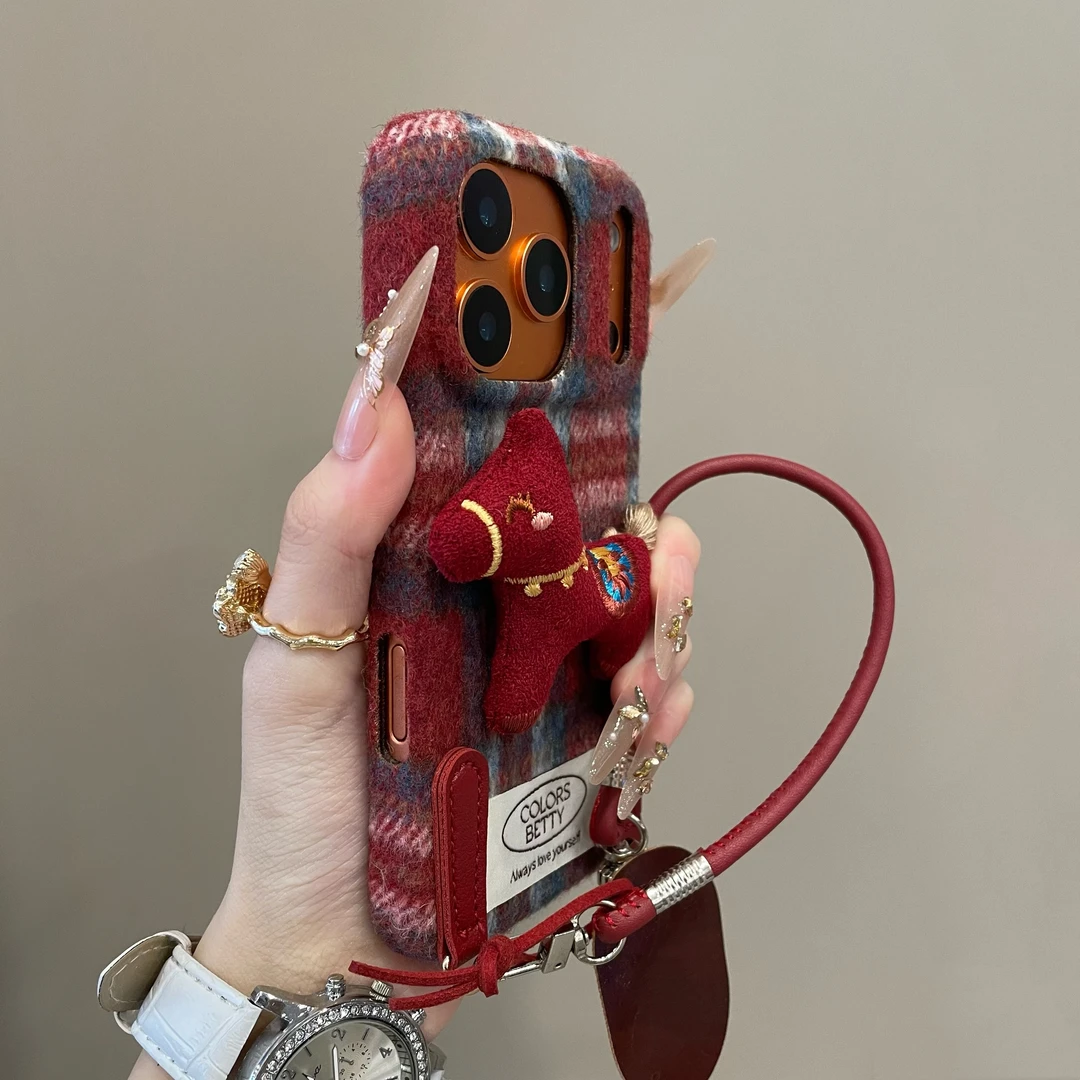 创意撞色格纹刺绣小马适用iPhone17pro手机壳16pm防摔15个性14pro