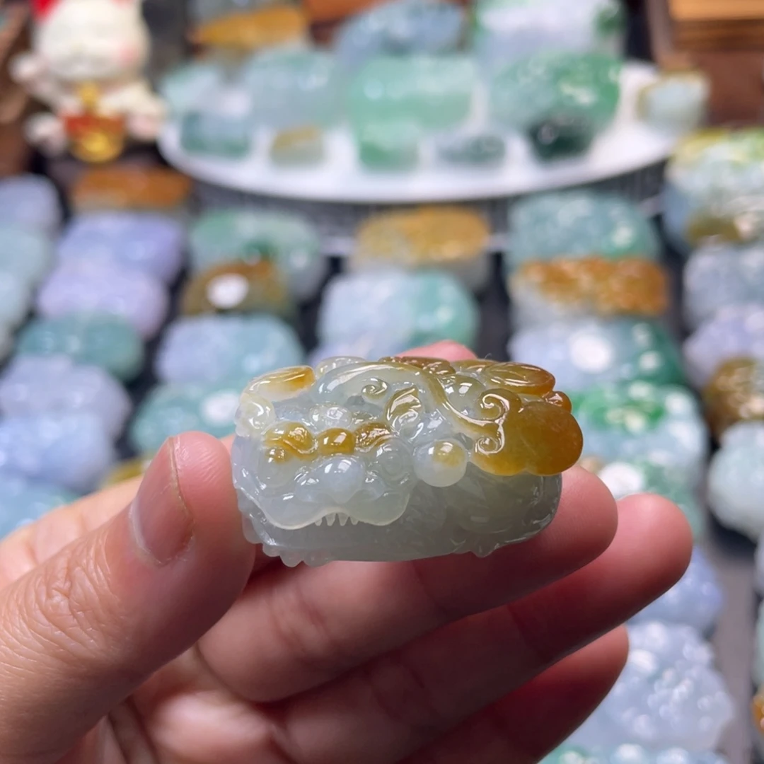 翡翠未镶嵌颈饰貔貅