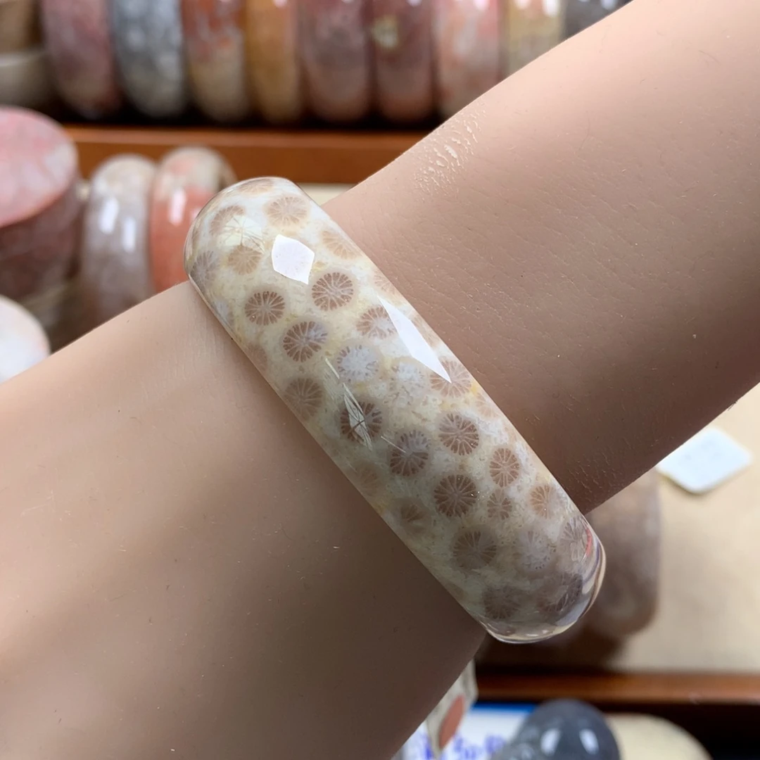 未镶嵌55.8圈口漏500/个。05硅化珊瑚（珊瑚玉）