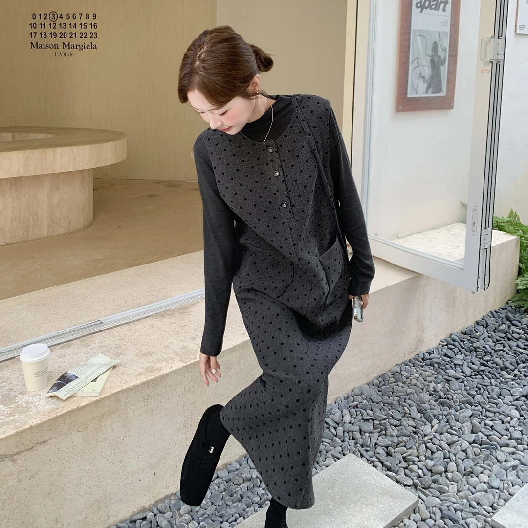 大方得体穿搭一整套2025秋日新款波点背心连衣裙黑色打底衫三件套