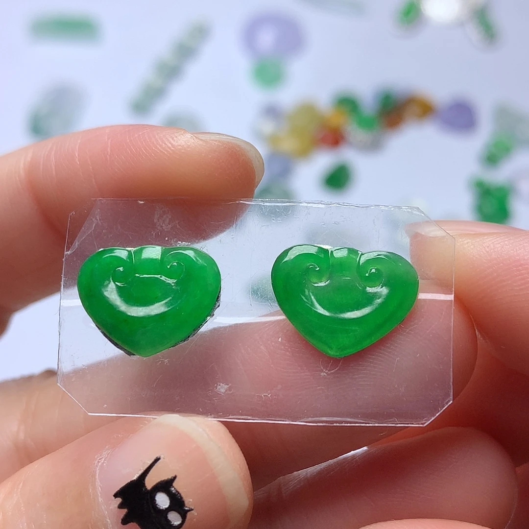 翡翠未镶嵌颈饰如意头