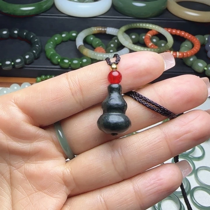 颈饰未镶嵌和田玉（糖玉）