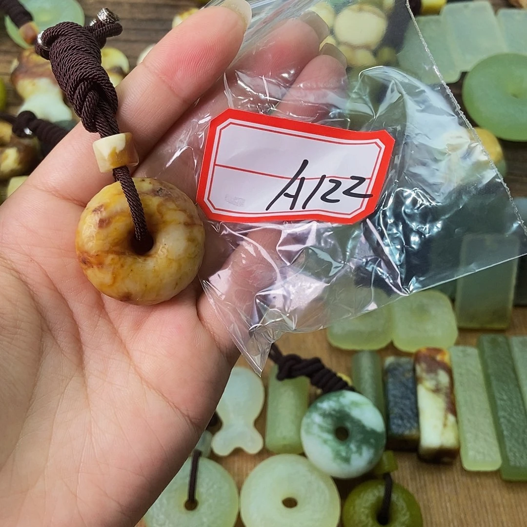 蛇纹石玉未镶嵌颈饰琢*