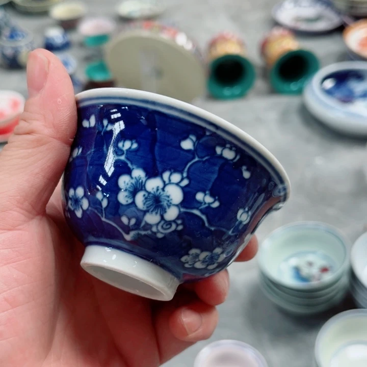 青花玲珑压手杯冰梅